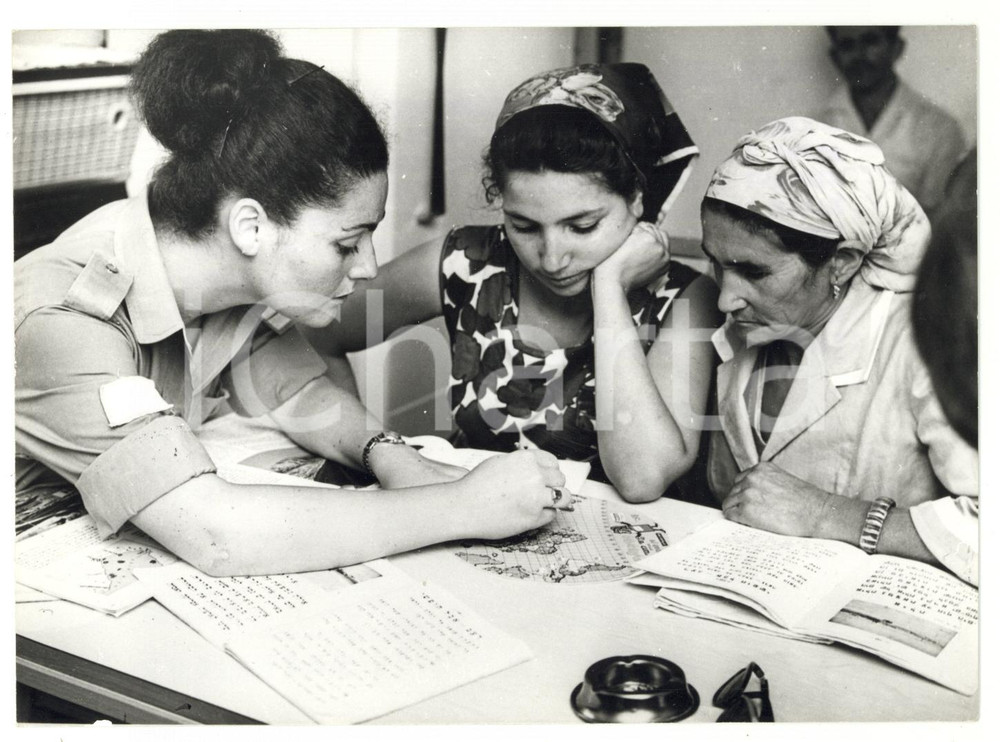Fotografia d epoca originale 1971 ISRAELE Lezioni di lingua ebraica per i nuovi immigrati Foto 18x13 cm 1