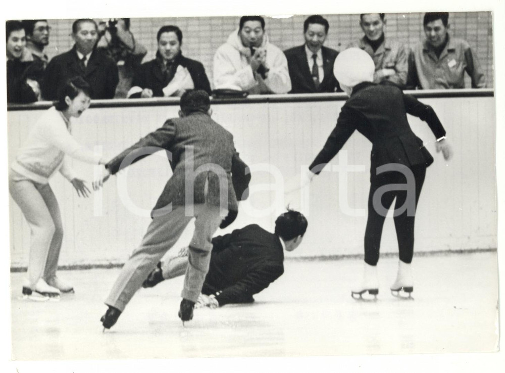 Fotografia d epoca originale 1971 SAPPORO Caduta del principe AKIHITO durante gara di pattinaggio Foto 18x13 1