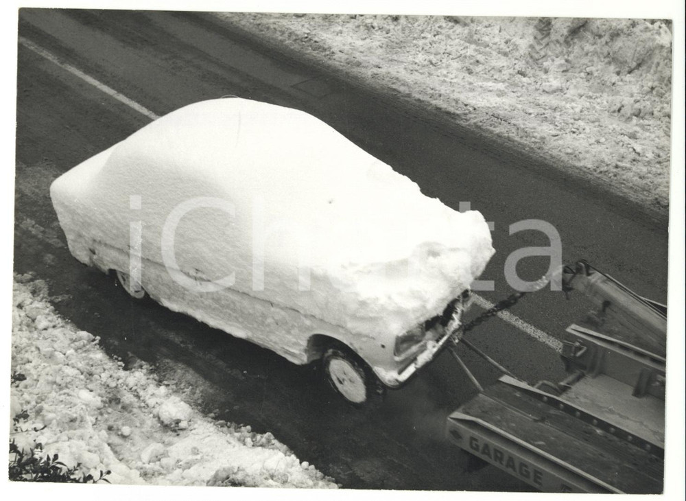 Fotografia d epoca originale 1971 MILANO Requiem per un auto  Carro attrezzi in azione dopo nevicata Foto 1