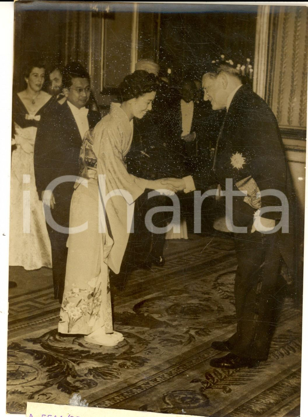 Fotografia d epoca originale 1957 PARIS RenÃ© COTY accueille une dame de l ambassade du Japon  Photo 13x18 1