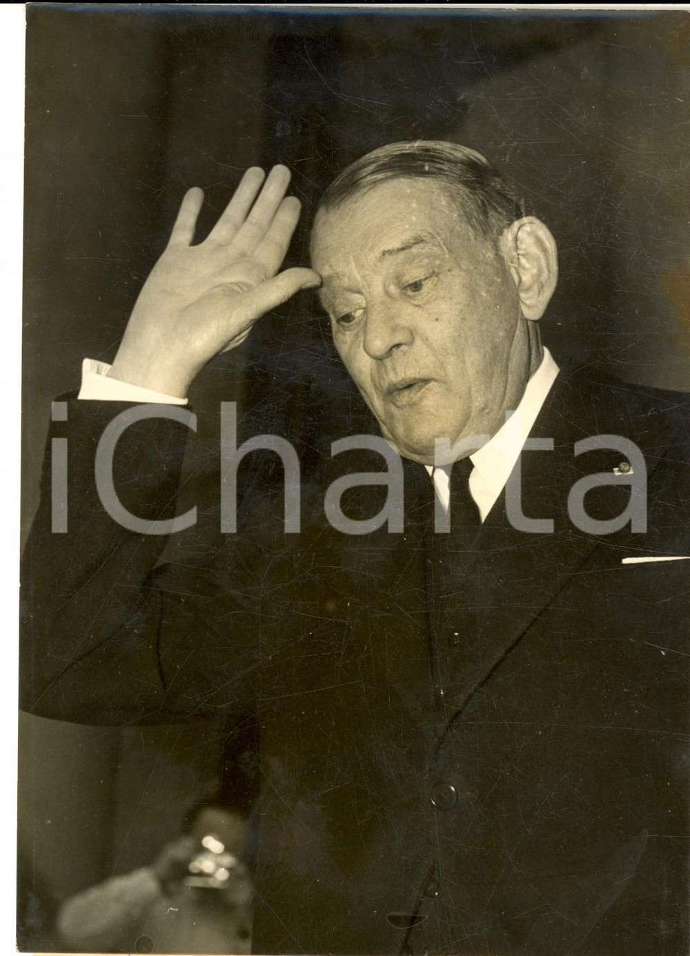 Fotografia d epoca originale 1957 PARIS RenÃ© COTY si ripara dai giornalisti durante la crisi di governo Foto 1