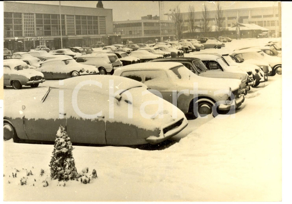 Fotografia d epoca originale 1962 PARIS Aeroporto BOURGET  Auto sepolte da nevicata eccezionale Foto 18x13 1