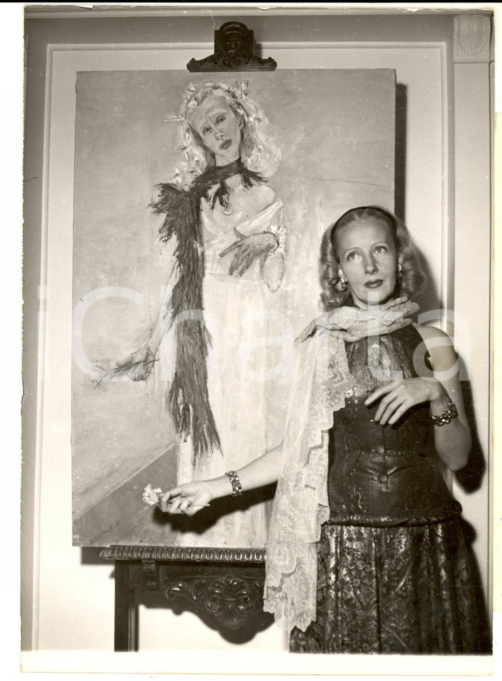 1953 PARIS Madeleine OZERAY devant son portrait par Françoise ADNET *Photo 13x18