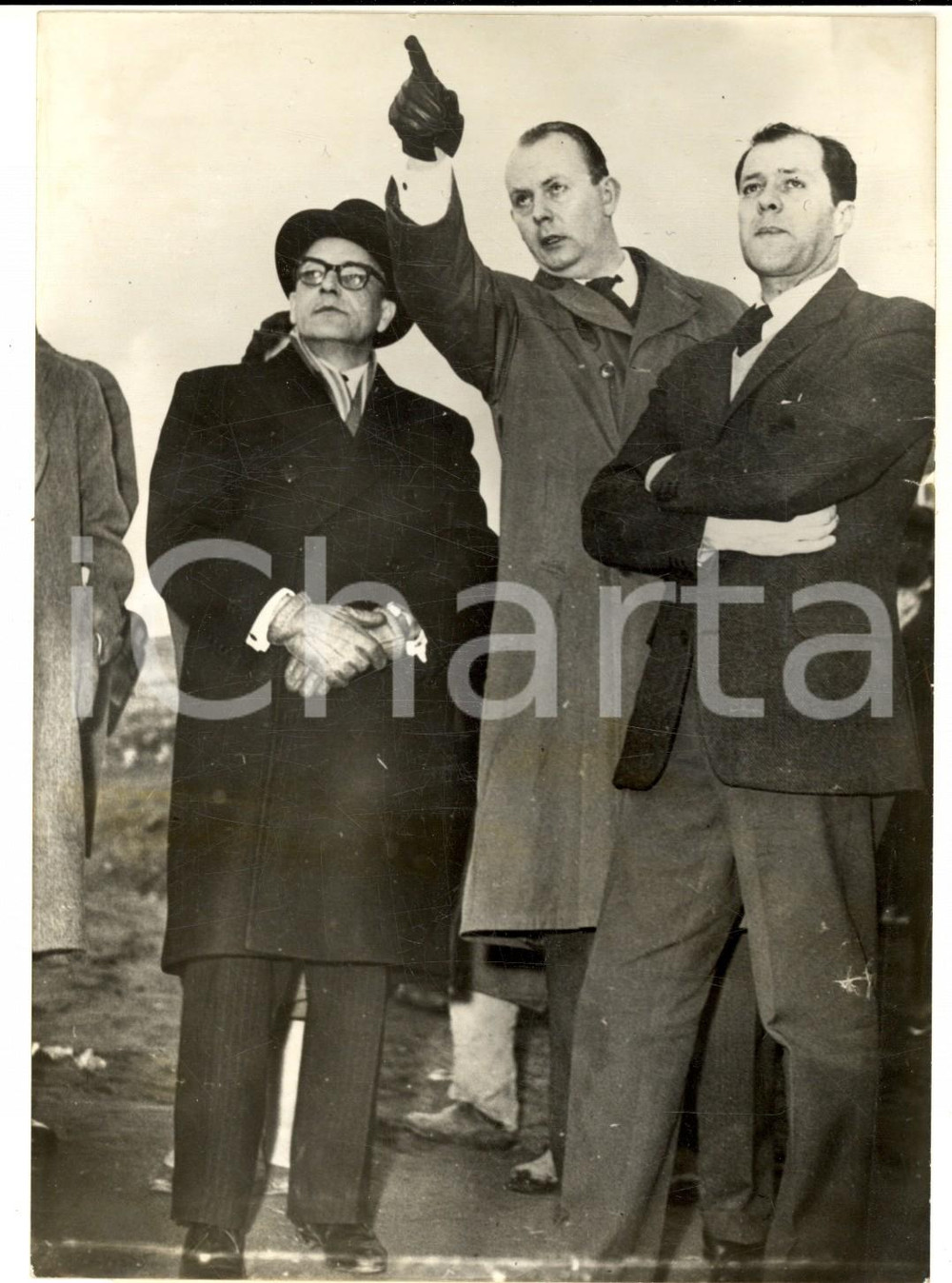 Fotografia d epoca originale 1960 ANKARA Inquirenti sul luogo del disastro aereo CARAVELLE SAS COPENAGHEN 1