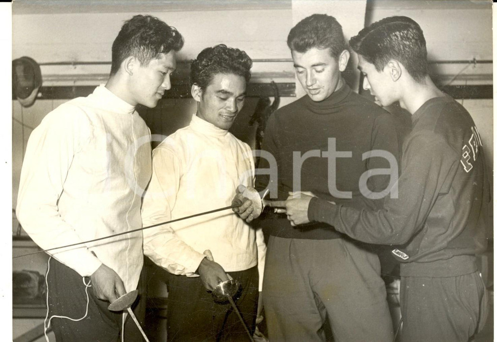 Fotografia d epoca originale 1957 PARIS Jeux Universitaires  Christian D ORIOLA avec des escrimeurs japonais 1