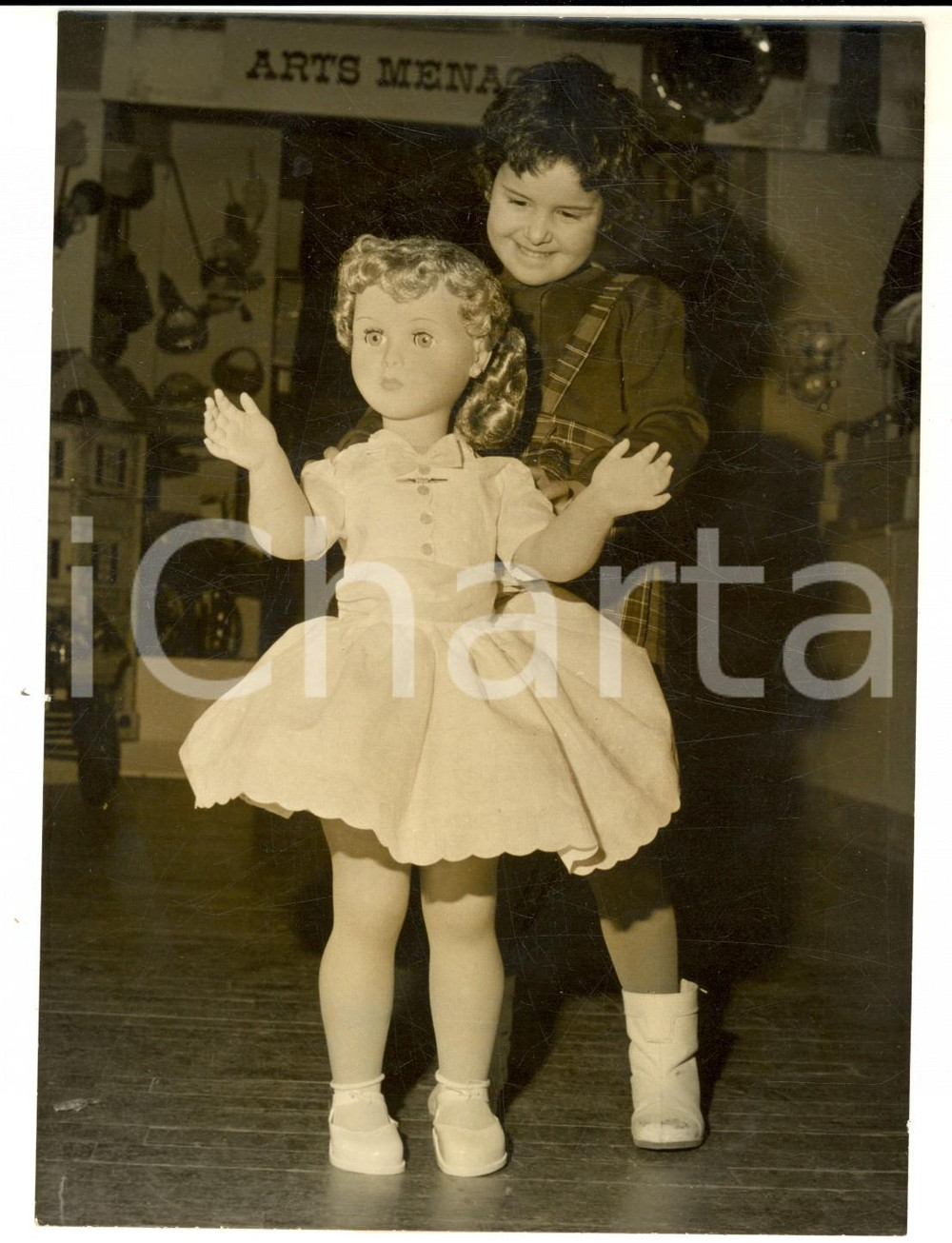 Fotografia d epoca originale 1961 PARIS Bambina con una bambola nei grandi magazzini Foto COSTUME 1