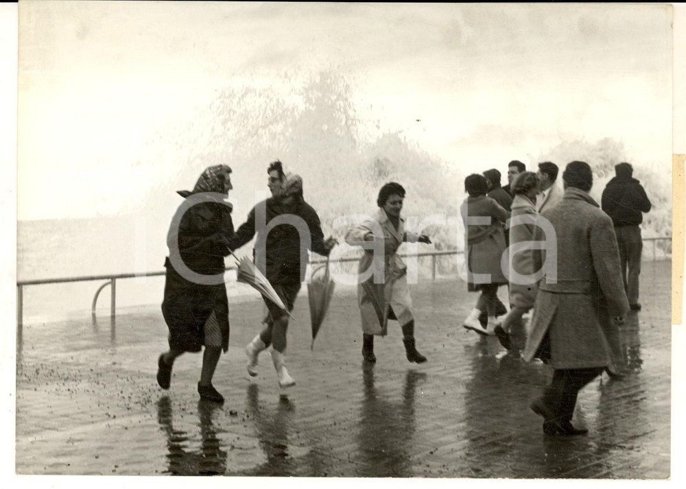 Fotografia d epoca originale 1961 NICE Promenade des Anglais  Tempesta mette in fuga i turisti Foto 18x13 1