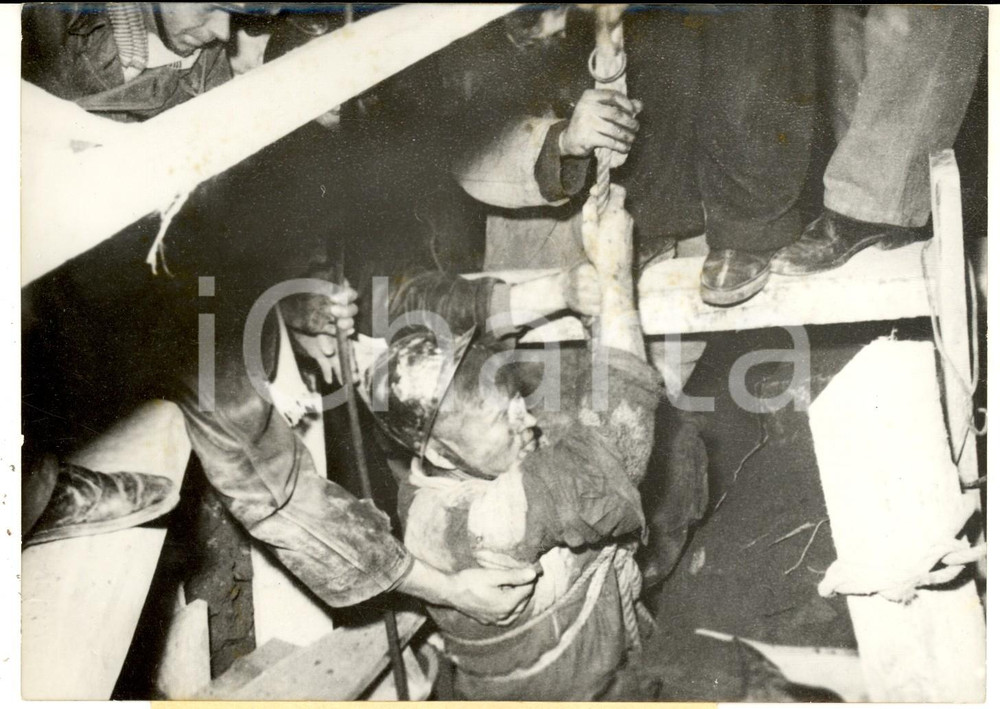 Fotografia d epoca originale 1960 CREYSSE Salvataggio scavatore Pierre BOUBET intrappolato in un pozzo  Foto 1