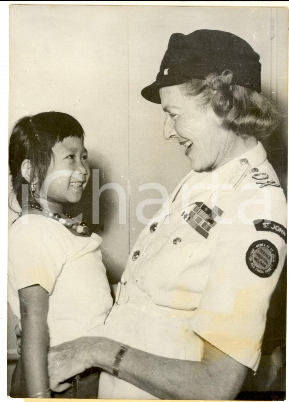 Fotografia d epoca originale 1960 SINGAPORE Lady Edwina MOUNTBATTEN con la figlia di un soldato Gurkha Foto 1