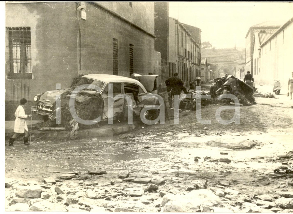 Fotografia d epoca originale 1962 Alluvione di TERRASSA CATALOGNA Una via devastata dal fango  Foto 18x13 1