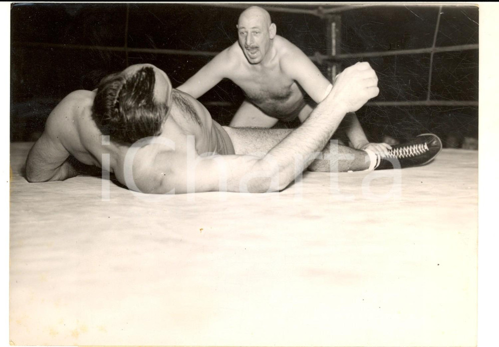 Fotografia d epoca originale 1953 PARIS LOTTA Primo CARNERA atterrato da H. REISS  Foto 18x13 cm 1