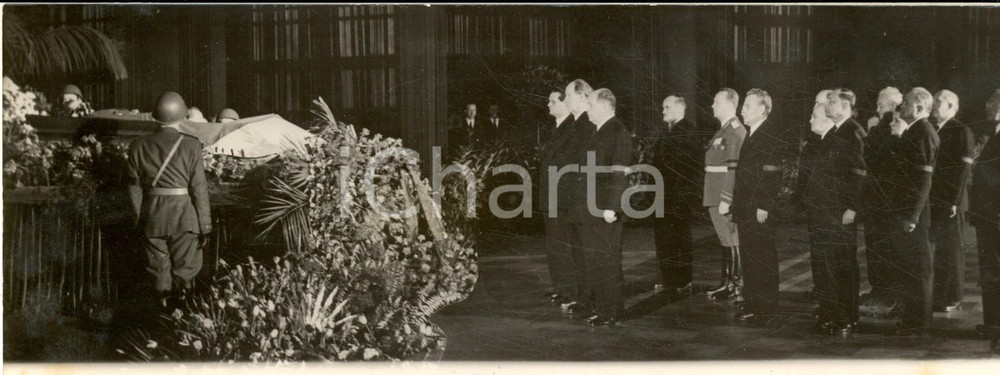 Fotografia d epoca originale 1953 PRAGA Funerali presidente Klement GOTTWALD  Omaggio del Governo Foto 21x8 1
