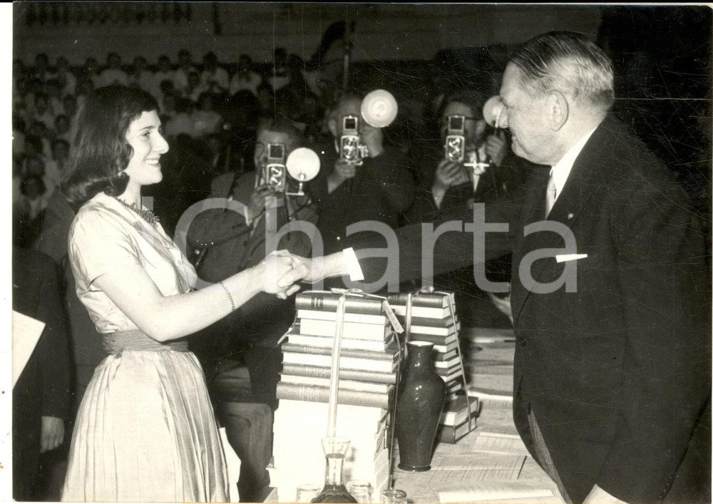 Fotografia d epoca originale 1957 PARIS Distribution prix du concours gÃ©nÃ©ral  HÃ©lÃ¨ne LAVENTURE  Photo 1