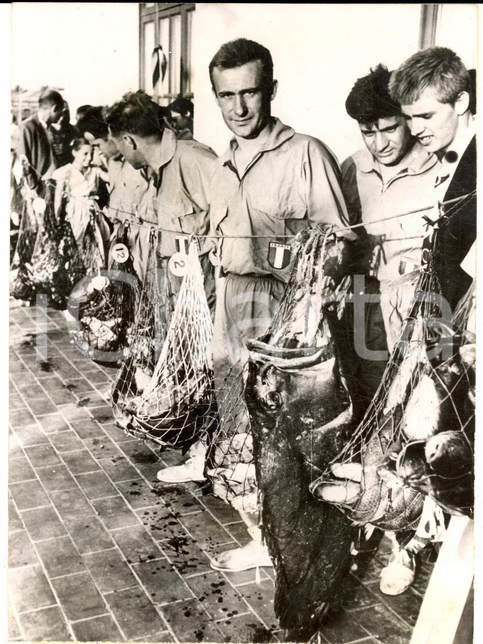 Fotografia d epoca originale 1955 PALMA DI MAIORCA Campionati di pesca sottomarina  Robert BUFFAZ Foto 1