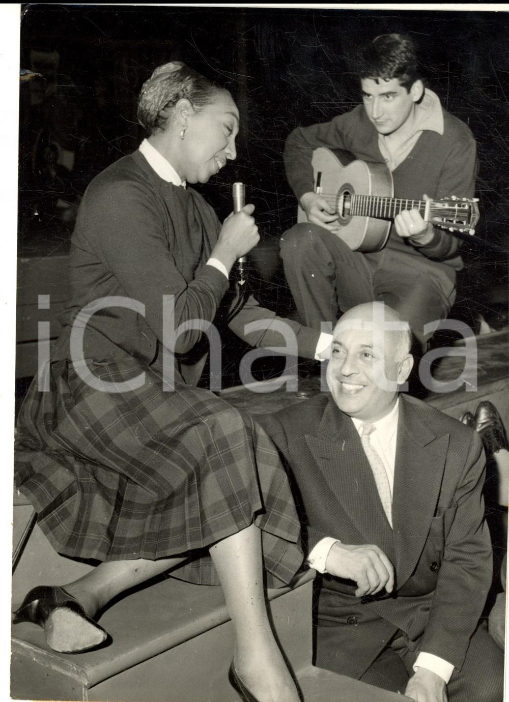 Fotografia d epoca originale 1959 PARIS Josephine BAKER canta per il direttore d orchestra Ray VENTURA Foto 1