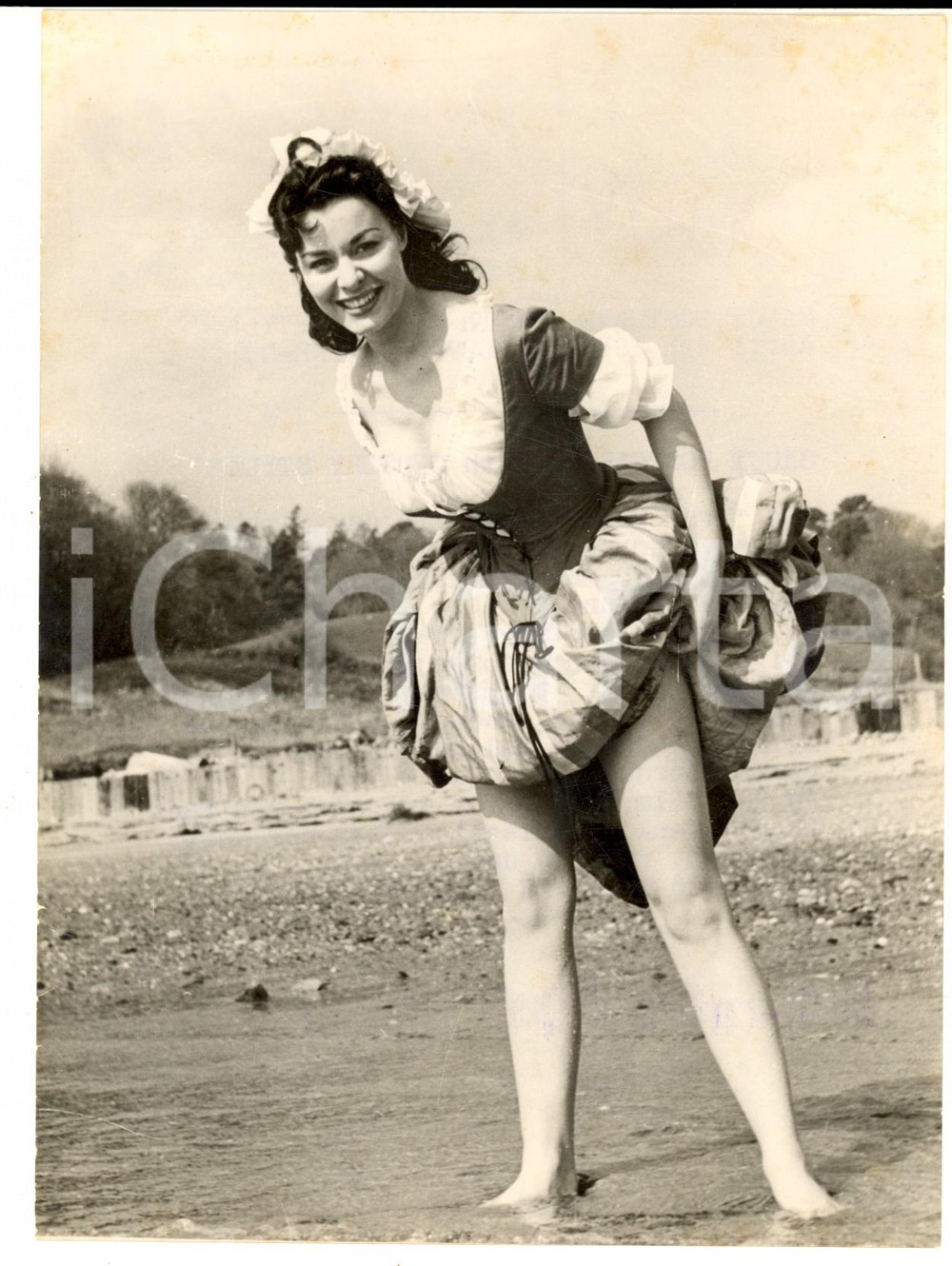 Fotografia d epoca originale 1957 SAINT MAWES Anne HEYWOOD as an 18th century pinup  Photo 15x20 cm 1