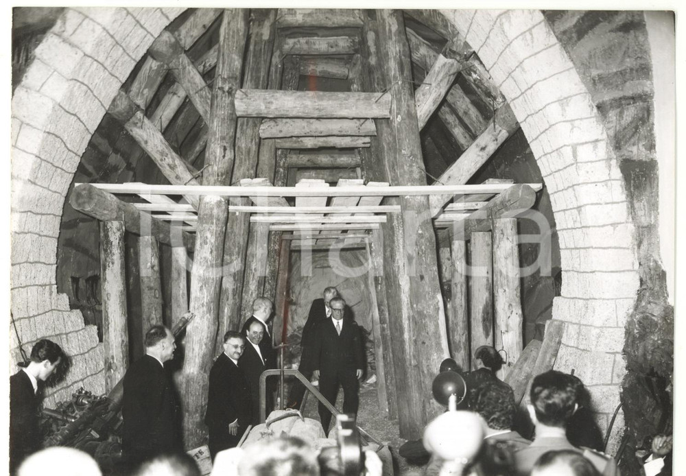 Fotografia d epoca originale 1956 MILANO Mostra TRAFORO DEL SEMPIONE  Giovanni GRONCHI e Markus FELDMANN 1