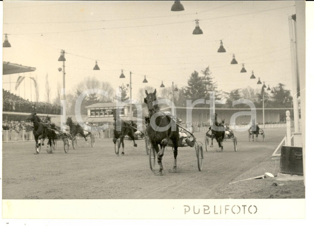 Fotografia d epoca originale 1956 MILANO IPPICA G.P. D EUROPA  Arrivo vittorioso di Checco PRA Foto 18x13 1
