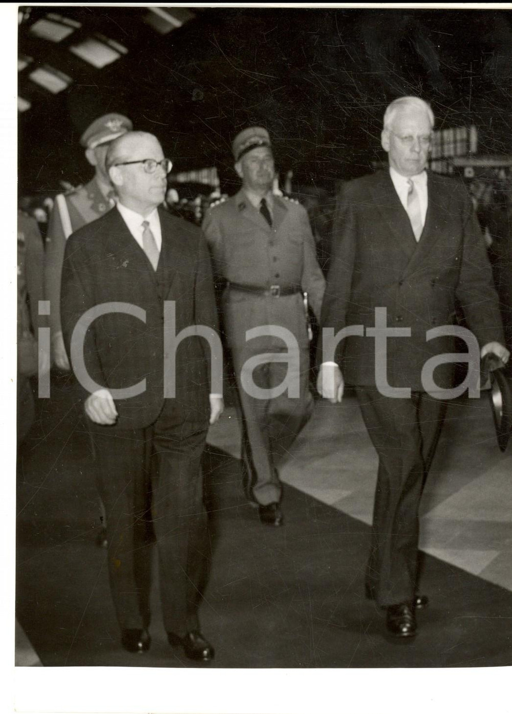 Fotografia d epoca originale 1956 MILANO Anniversario SEMPIONE  Giovanni GRONCHI accoglie Markus FELDMANN 1