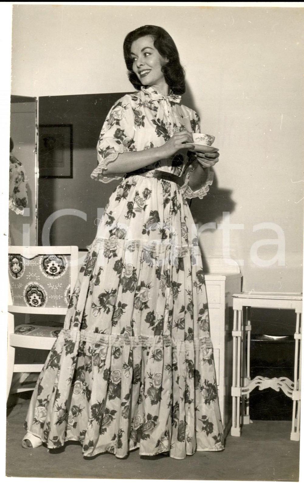 Fotografia d epoca originale 1957 LONDON Portrait of Anne HEYWOOD in a feminine house gown  Photo 14x20 cm 1