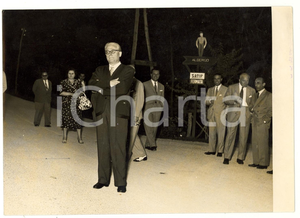 Fotografia d epoca originale 1955 LURISIA CN Giovanni GRONCHI all entrata del Grand Hotel RADIUM Foto 1