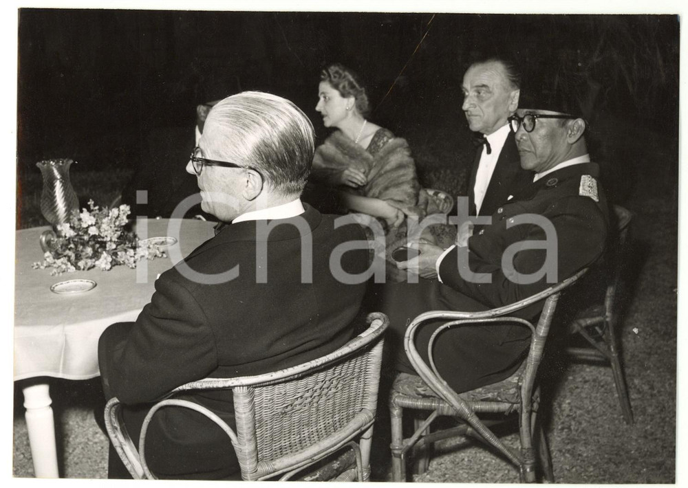 Fotografia d epoca originale 1956 ROMA  Presidente SUKARNO cena a Villa Madama con Giovanni GRONCHI Foto 1
