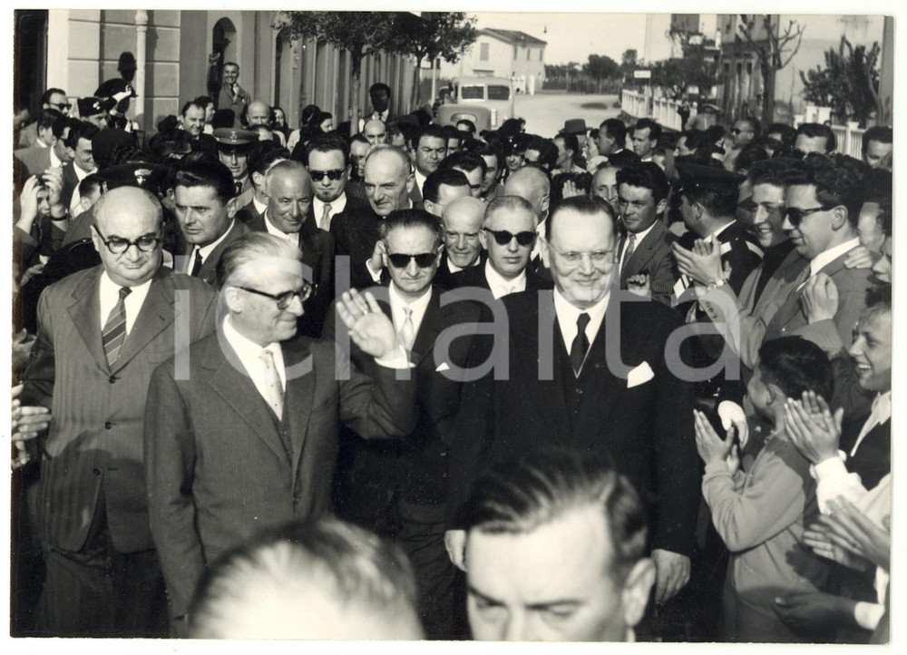Fotografia d epoca originale 1955 ca SAN MAURO PASCOLI FC Arrivo di Giovanni GRONCHI in visita Foto 18x13 1