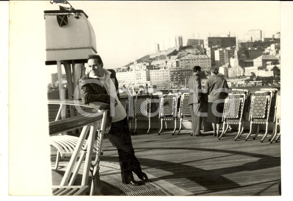 Fotografia d epoca originale 1959 GENOVA Charlton HESTON sul transatlantico Independence  Foto 18x13 cm 1