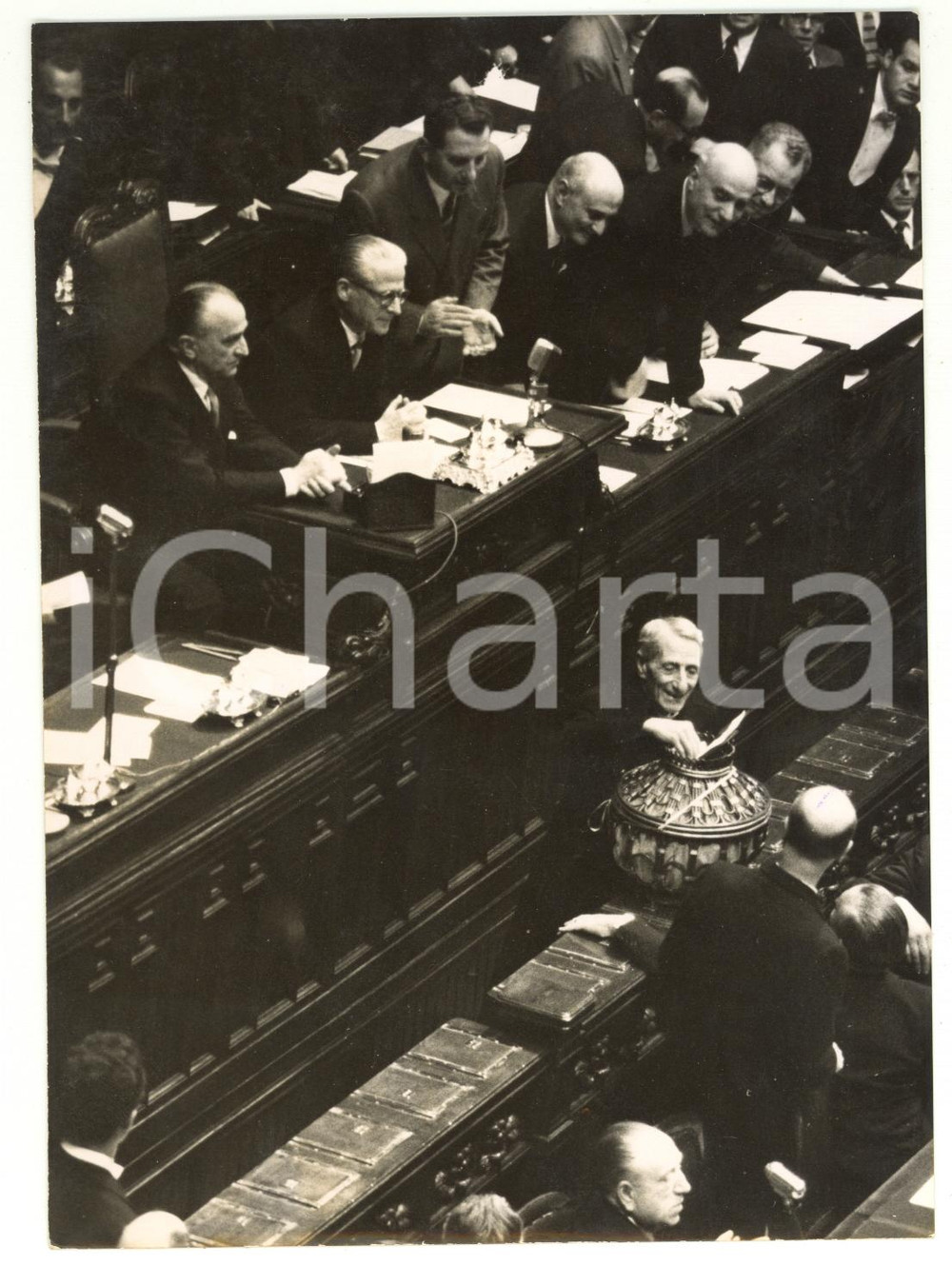 Fotografia d epoca originale 1955 ROMA Elezioni presidente della Repubblica  Voto di don Luigi STURZO Foto 1