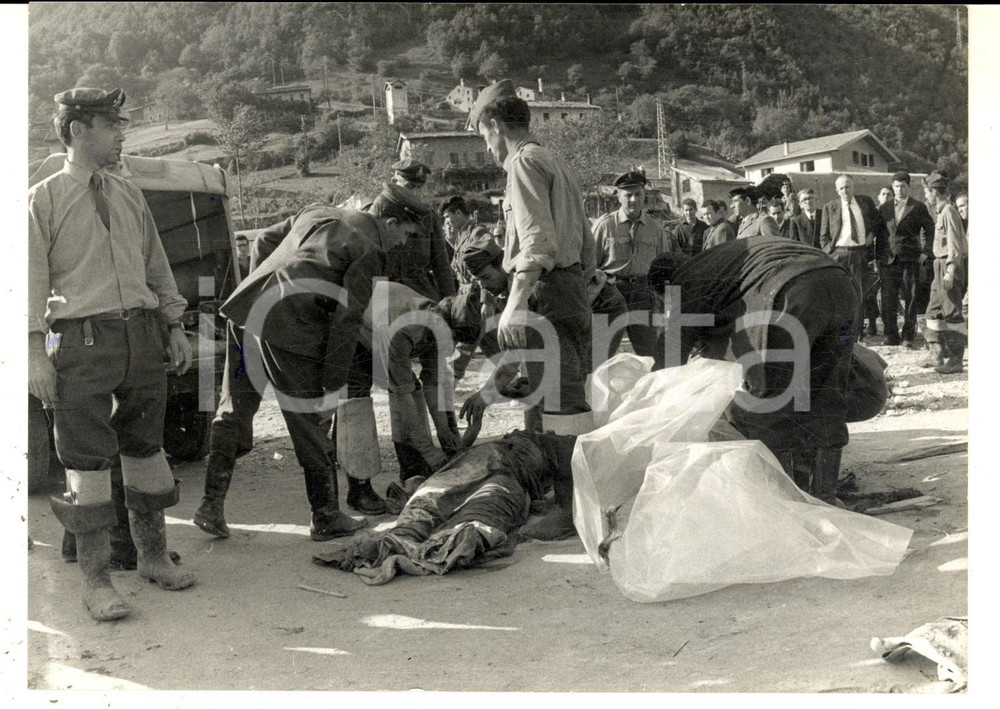 Fotografia d epoca originale 1963 TRAGEDIA DEL VAJONT  Recupero delle salme a Longarone  Foto 18x13 cm 1