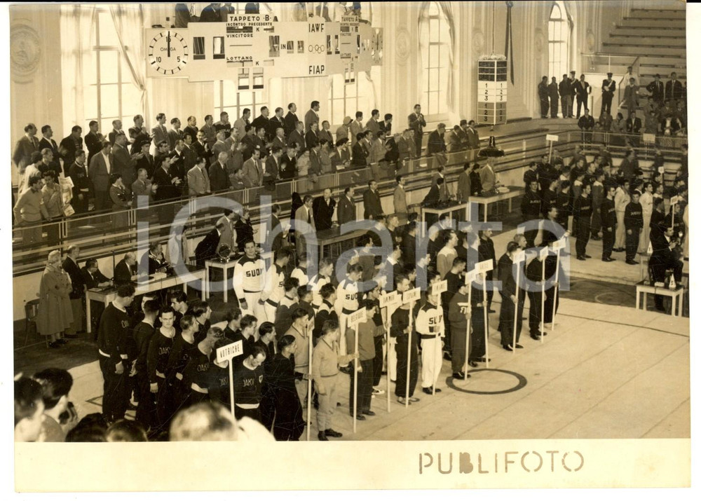 Fotografia d epoca originale 1953 NAPOLI Mondiali lotta grecoromana  Presentazione squadre Foto 18x13 cm 1