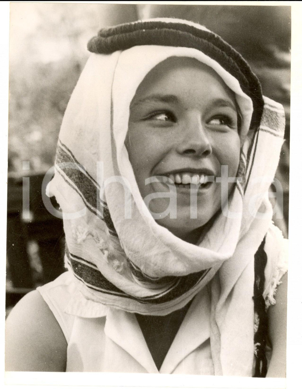 Fotografia d epoca originale 1960 CINEMA Jill HAWORTH in Arab headdress for the film Exodus  Photo 15x20 1