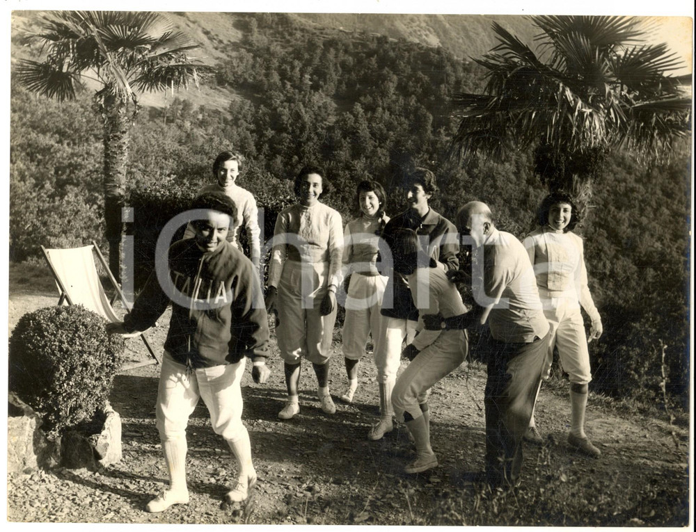 Fotografia d epoca originale 1957 USCIO Colonia ARNALDI  SCHERMA  Dino TURIO allena le azzurre Foto 1