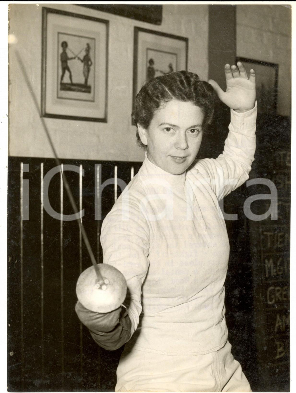 Fotografia d epoca originale 1956 LONDON FENCING Portrait of the champion Gillian SHEEN  Photo 15x20 cm 1