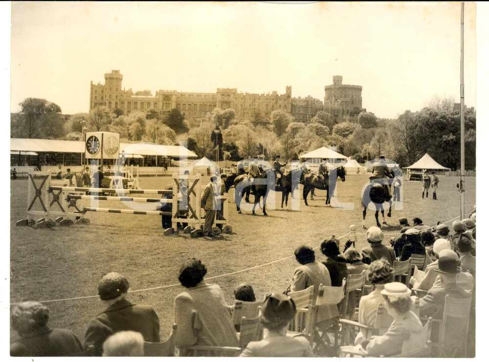 Fotografia d epoca originale 1955 ROYAL WINDSOR HORSE SHOW The opening with a view of the castle Photo 20x15 1