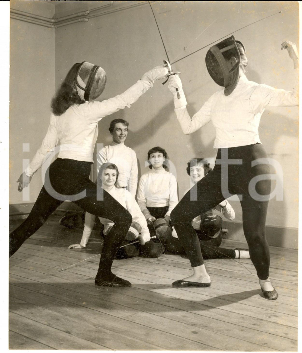 Fotografia d epoca originale 1958 BRISTOL FENCING Bristol Old Vic Theatre School  A stage duel  Photo 15x20 1