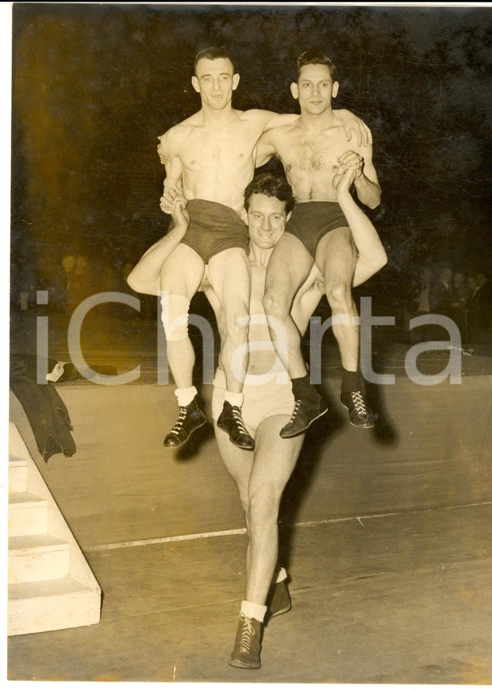 Fotografia d epoca originale 1954 LONDON British Amateur Wrestling  Ken RICHMOND lifts two opponents Photo 1