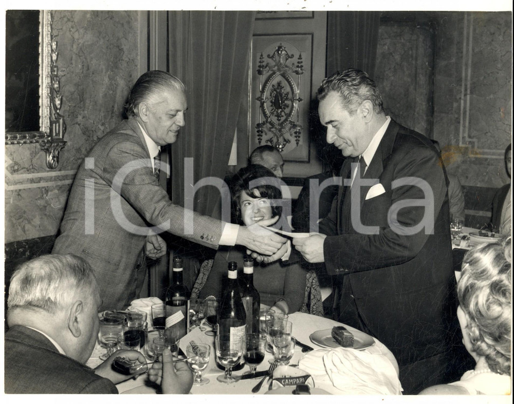 Fotografia d epoca originale 1971 MILANO Vincenzo CARRESE ritira Premio Fotoreporter da Angelo ROZZONI Foto 1