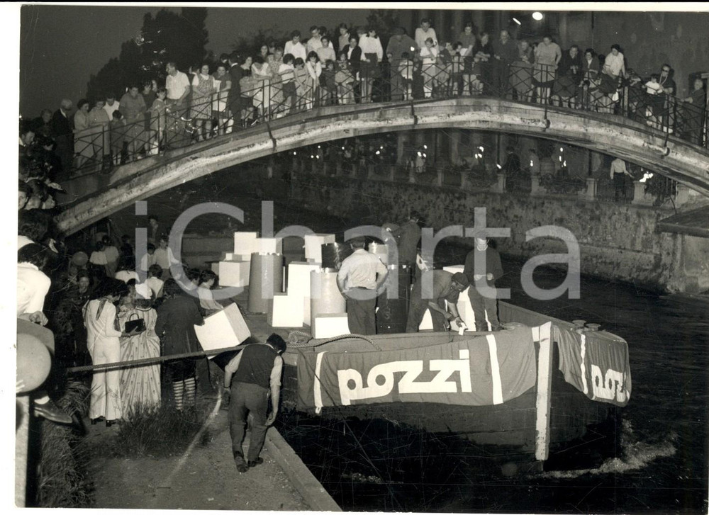 Fotografia d epoca originale 1971 MILANO NAVIGLI Partenza del barcone Ceramiche POZZI verso Robecco Foto 1