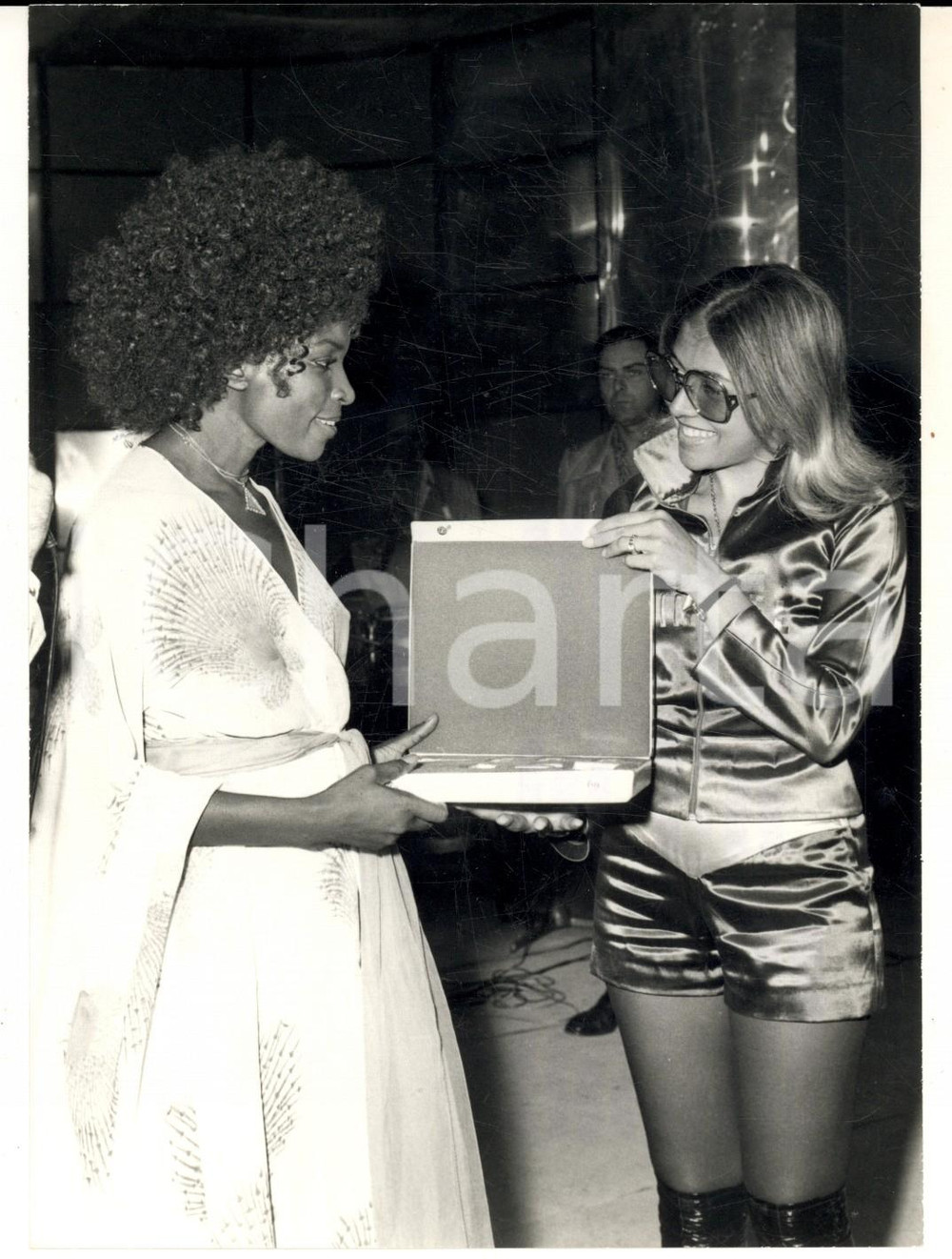 Fotografia d epoca originale 1971 MILANO CANTAGIRO Beverly CUNNINGHAM riceve cofanetto di bellezza  Foto 1