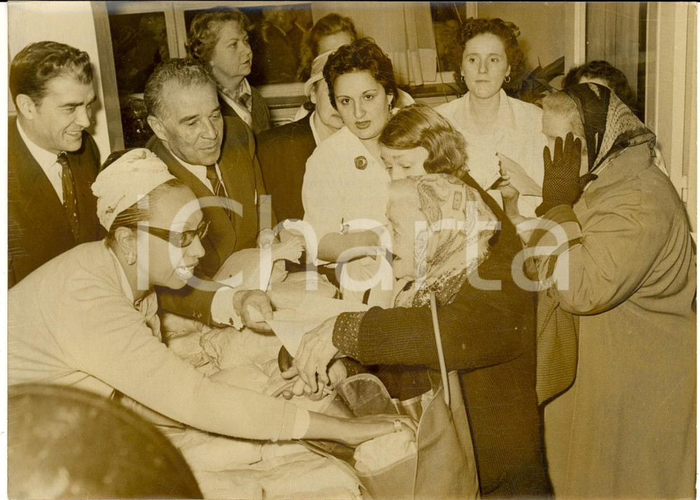 Fotografia d epoca originale 1959 PARIS Josephine BAKER distribue repas gratuits aux vieillards  Photo 18x13 1