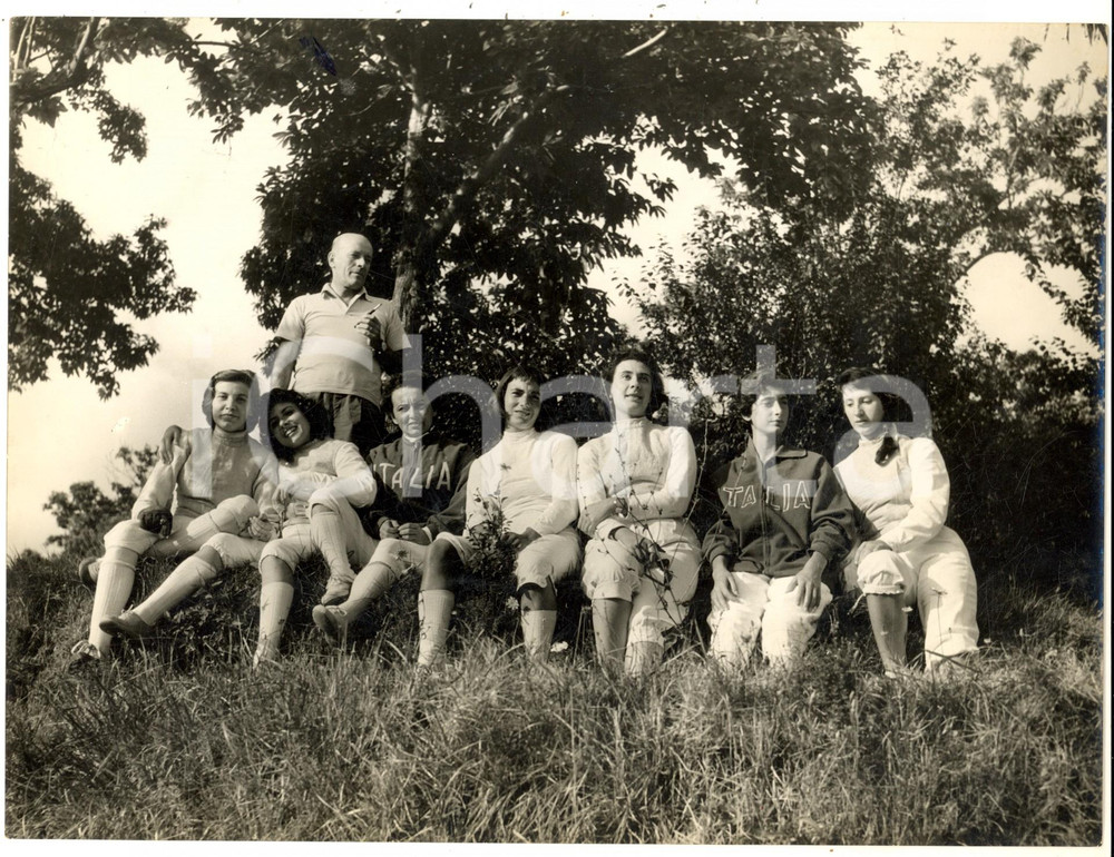 Fotografia d epoca originale 1957 USCIO Colonia ARNALDI  SCHERMA Dino TURIO con le schermitrici azzurre FOTO 1