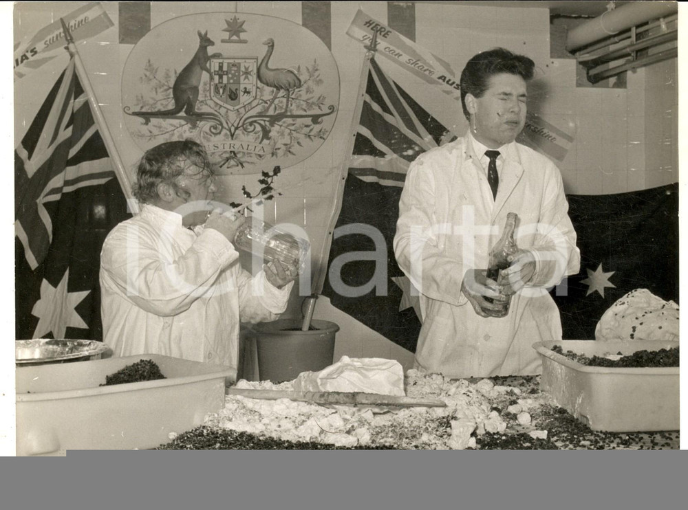 Fotografia d epoca originale 1960 LONDON Charlie DRAKE directing a jet of sodawater at Cliff RICHARD Photo 1