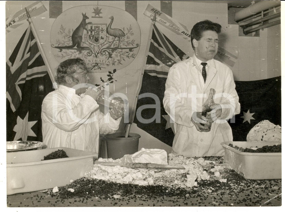 Fotografia d epoca originale 1960 LONDON Charlie DRAKE directing a jet of sodawater at Cliff RICHARD Photo 1