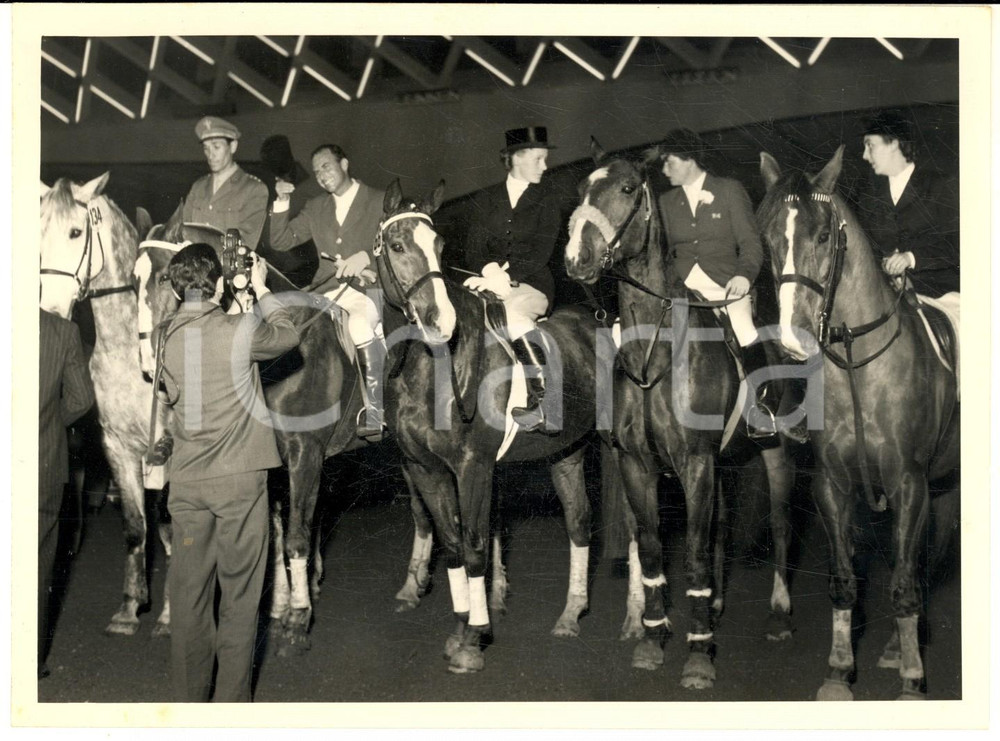 Fotografia d epoca originale 1957 TORINO Concorso Ippico Internazionale  Il vincitore Piero D INZEO Foto 1
