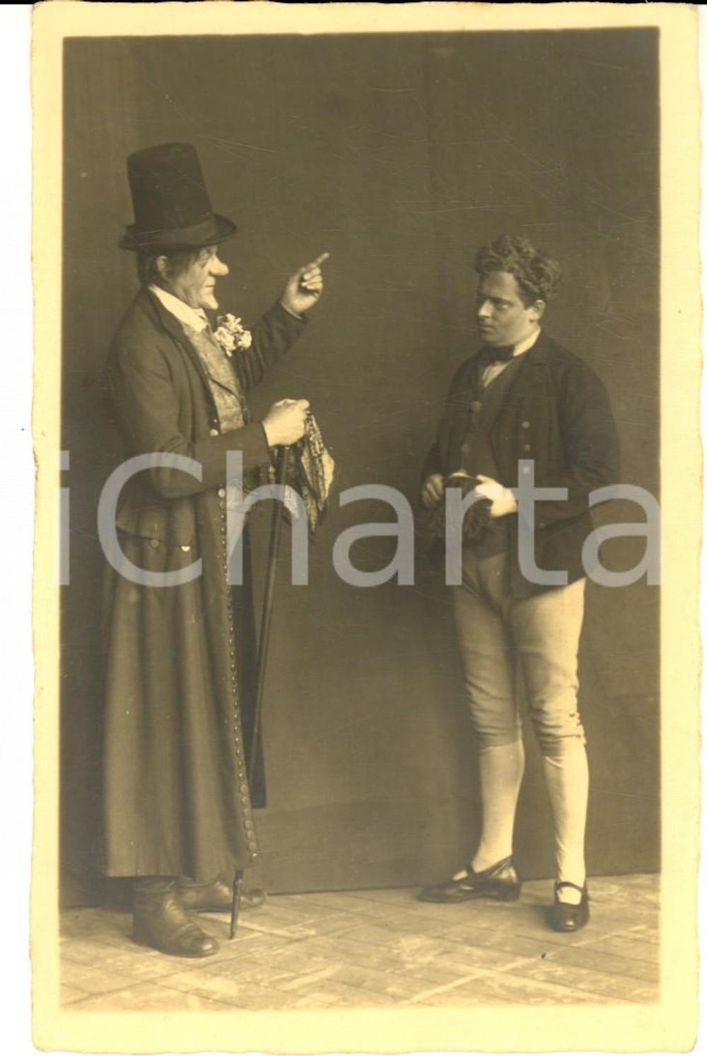 Fotografia d epoca originale 1920 ca TEATRO GERMANIA Scena comica tra gentiluomo e servo  Foto cartolina 1