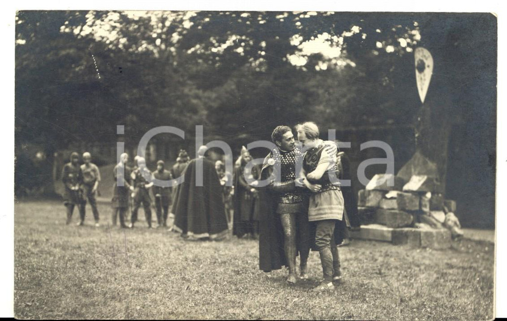 Cartolina originale da collezione Agosto 1924 SAALBURG Festival TEATRO  Abbraccio tra cavalieri  Foto cartolina 1