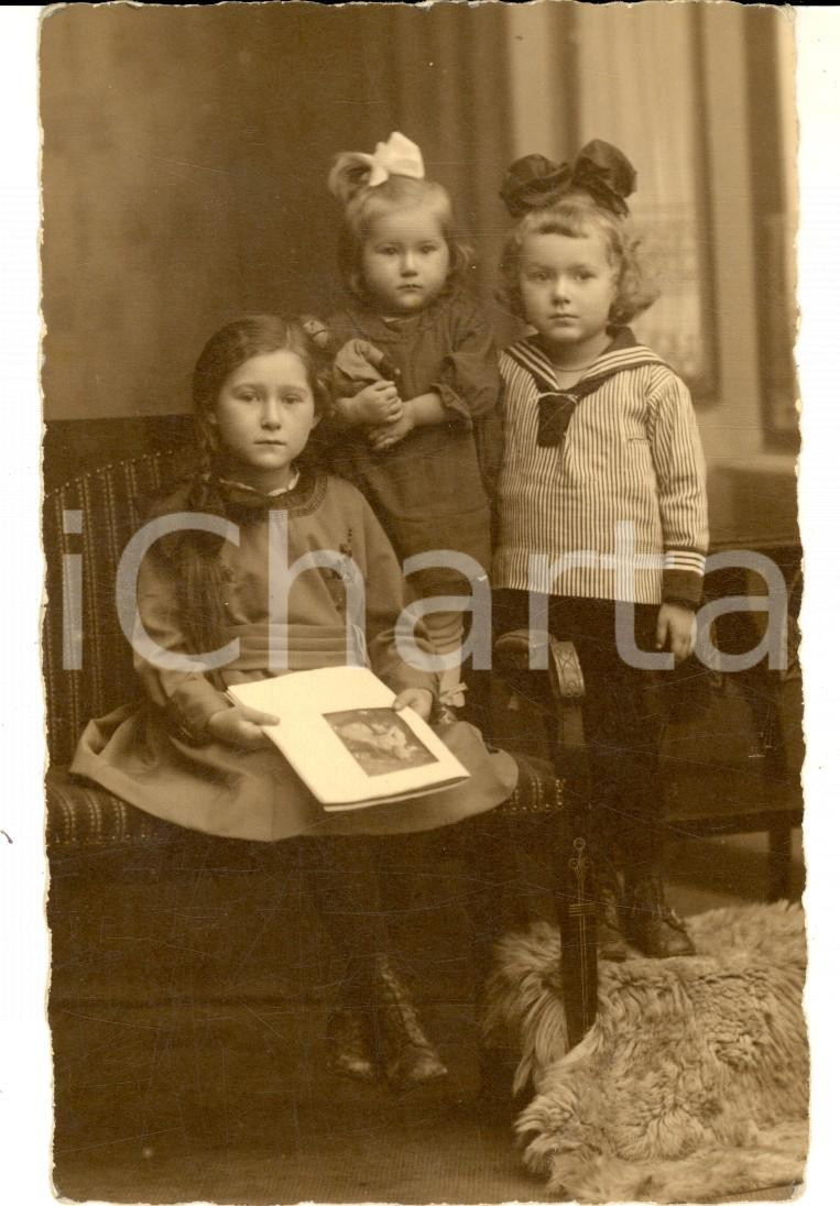 Cartolina originale da collezione 1930 ca GERMANIA BAMBINI Ritratto di tre sorelline con rivista  Foto VINTAGE 1