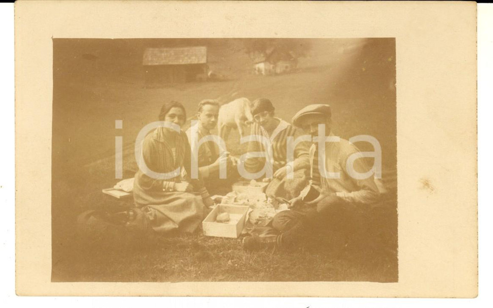 Fotografia d epoca originale 1923 GERMANIA Giovani al picnic della domenica in montagna  Foto cartolina 1