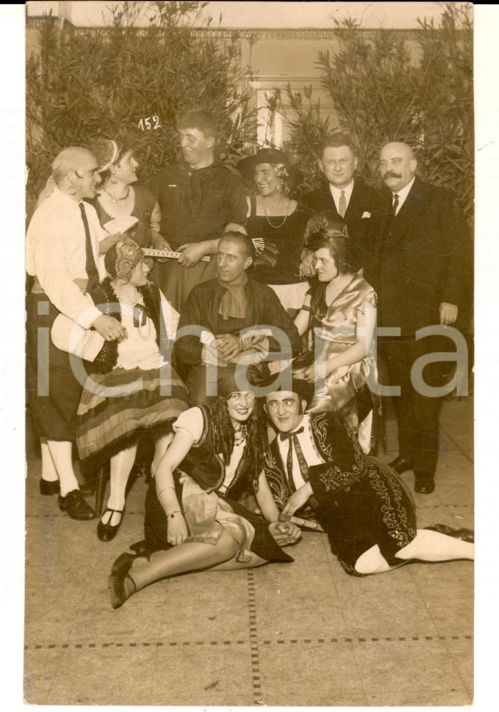 Fotografia d epoca originale 1930 ca SCHWEINFURT TEATRO Attori amatoriali in costume spagnolo Foto cartolina 1
